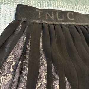 Tuckernuck Sport Black Pleated Skort Sheer Overlay Paisley Tennis Golf Medium